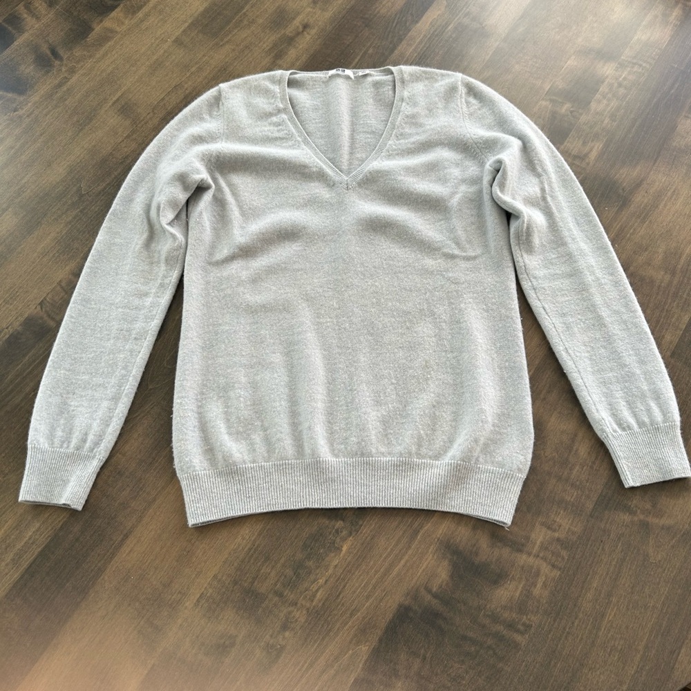 Cashmere ‼️‼️Uniqlo Gray V-Neck Sweater with Ribbed Cuffs